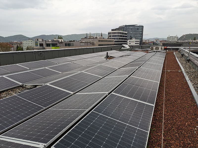PV Panele auf einem Flachdach, montiert von Elektrotechnik Polleres